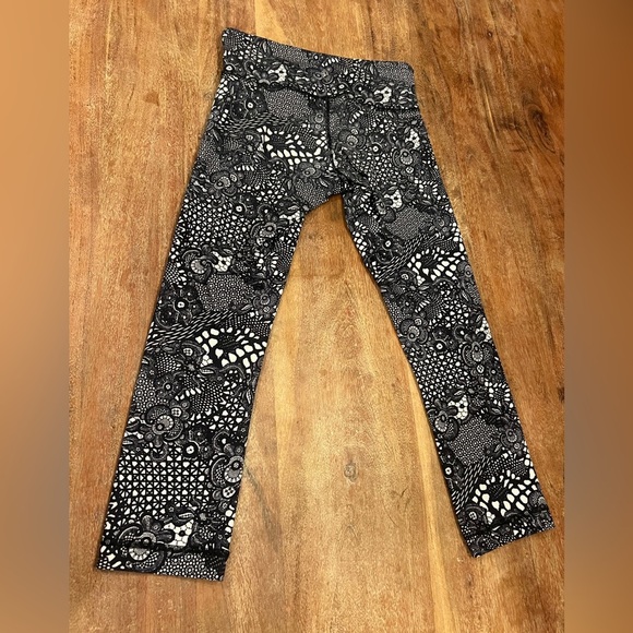 Lululemon Wunder Under Crop III Pretty‎ Lace White Black size 4 - Picture 7 of 10